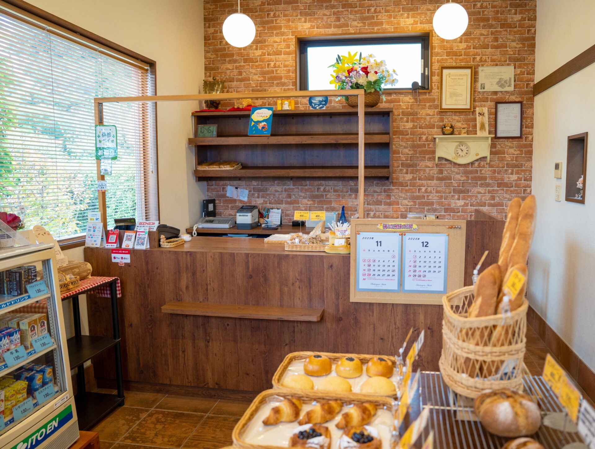 店舗外観と店内